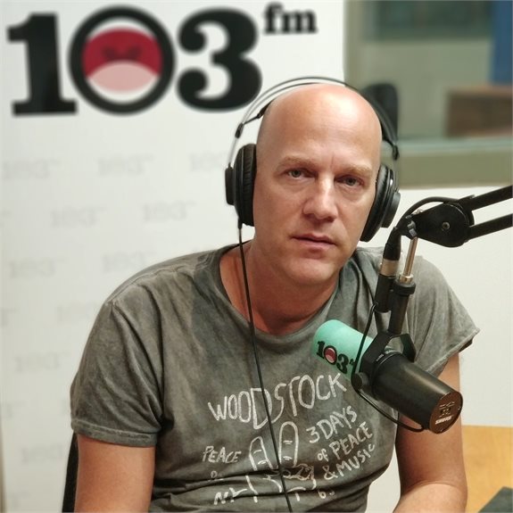 המגיש המסוקס גיא פלג