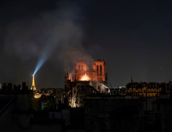 כנסיית נוטרדאם הבוערת