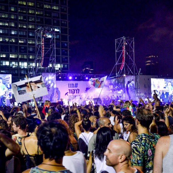 מפגינים ורוקדים בכיכר רבין