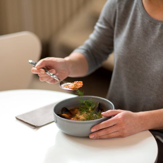 "אני צריכה לשכנע אותה לאכול"