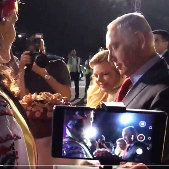 בתמונה: ביבי, שרה - וחלת ענק אותנטית