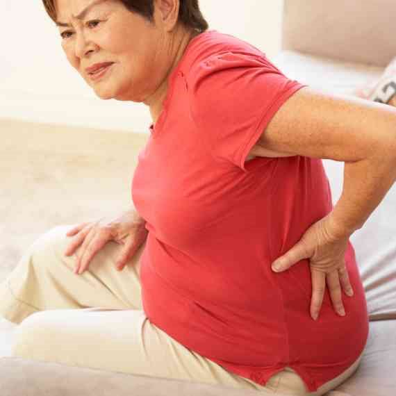 סובלת מכאבים