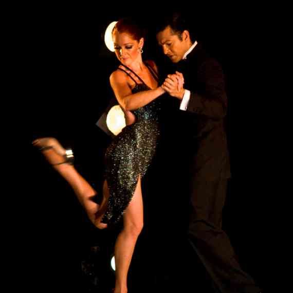 זוג רוקד טנגו