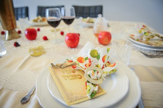 "לא נוגעת ברגל קרושה וגפילטע פיש"