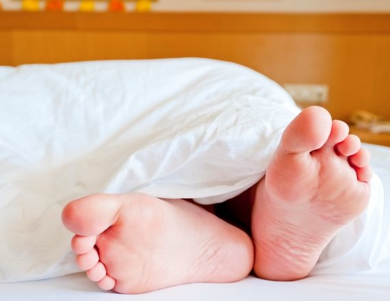 "שורפות לה כפות הרגליים"