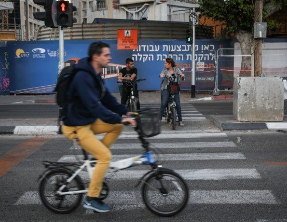 "מתאבדים על אופניים חשמליים"