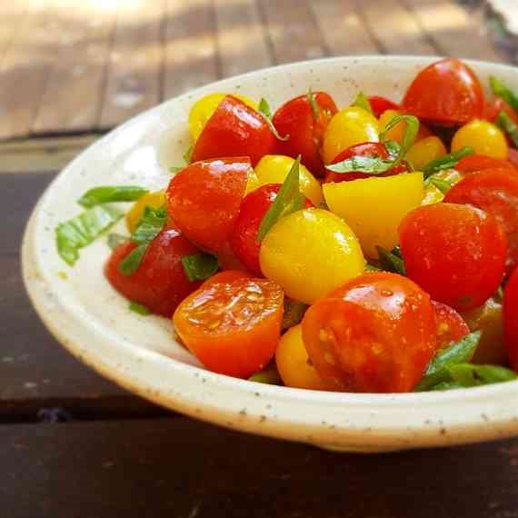 סלט עגבניות מתוצרת הארץ