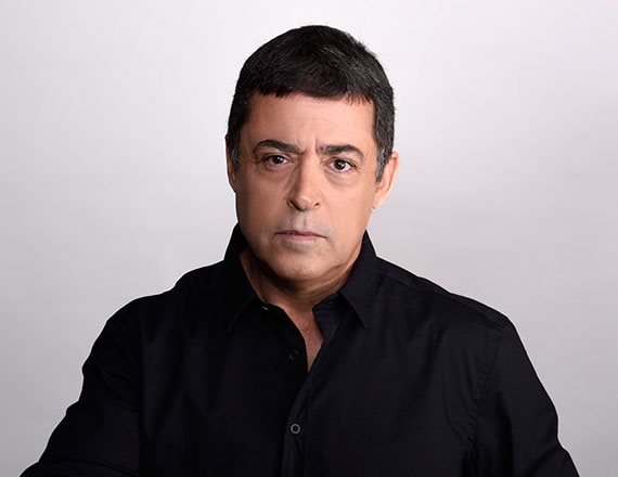 חוזר למיקרופון לצידו של מגל