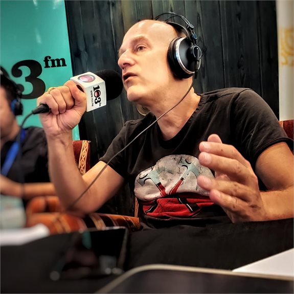 גיא פלג בשידור מאולפן 103fm בכנס אילת לעיתונות