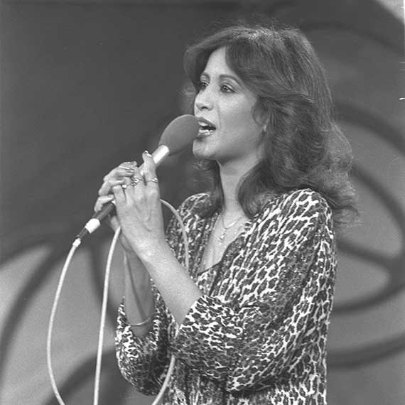 עופרה חזה ז"ל, מבצעת 'שיר הפרחה'