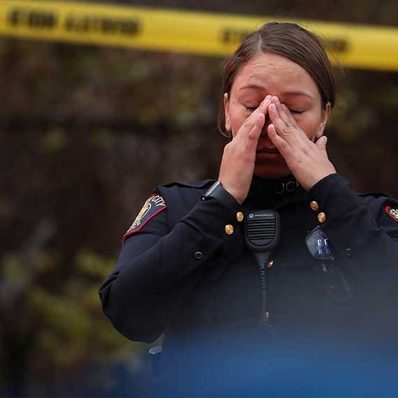 שוטרת בזירת האירוע, הלילה