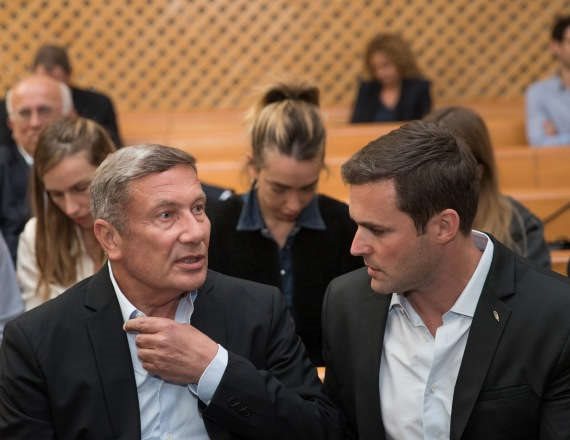 נוחי דנקנר במהלך המשפט נגדו