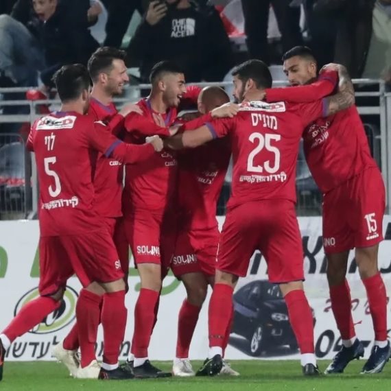 שחקני אום אל פחם חוגגים את הניצחון על מכבי תל אביב