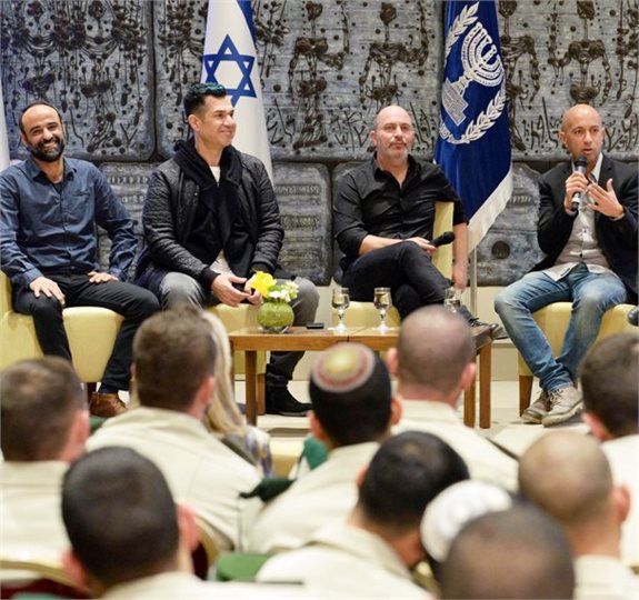 התגעגענו. אבי יששכרוף (משמאל) וכוכבי פאודה