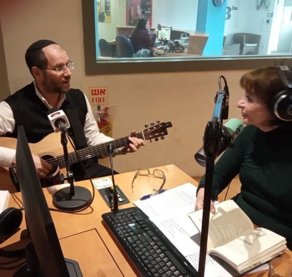 רבקה מיכאלי מארחת את אהרון רזאל