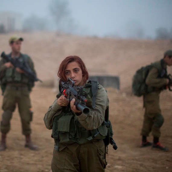 חיילת קרבית