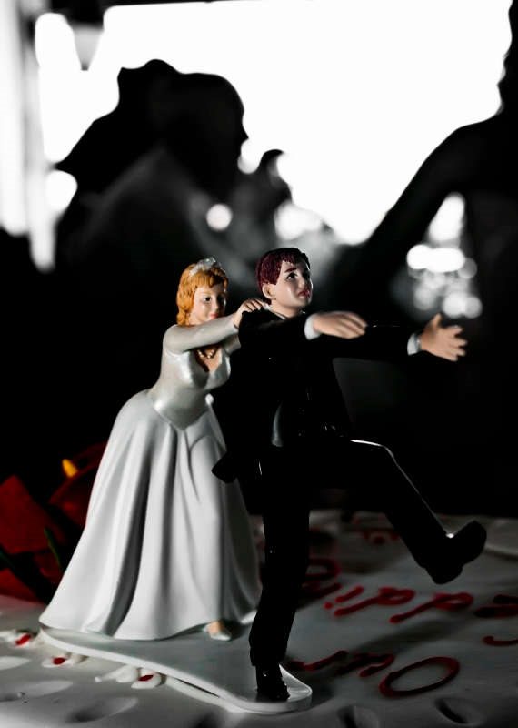 "אשתי לשעבר מנסה לשלוט לי בחיים"