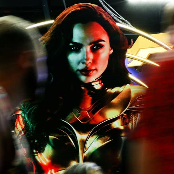 וונדר וומן על השטיח האדום