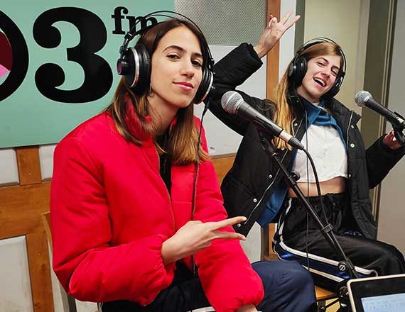 האחיות כרקוקלי באולפן, הבוקר