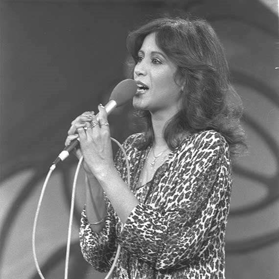 זוכרים את עפרה חזה