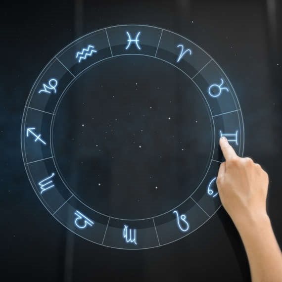 מרים בנימיני עם תחזית האסטרולוגיה