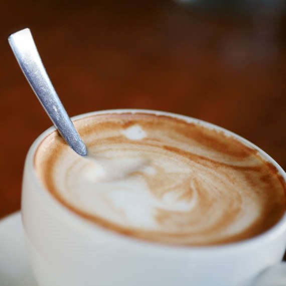 האם צמח הסטיביה מומלץ כממתיק למשקאות חמים?