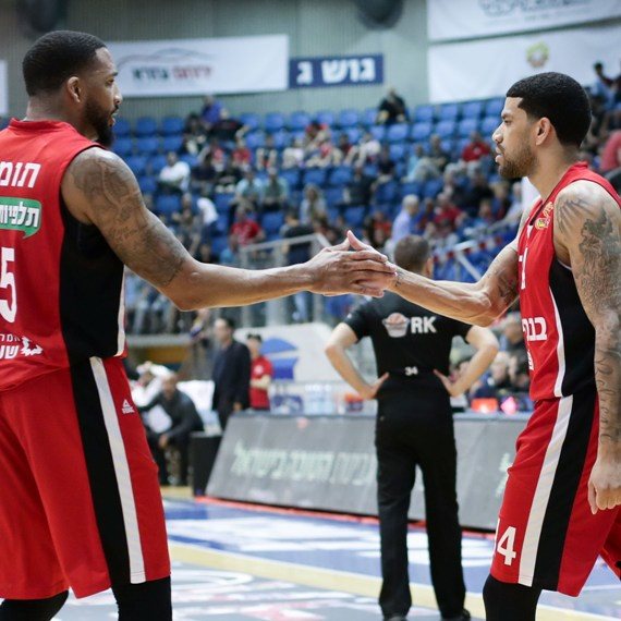 "יש פחות ממאה אנשים כולל השחקנים"