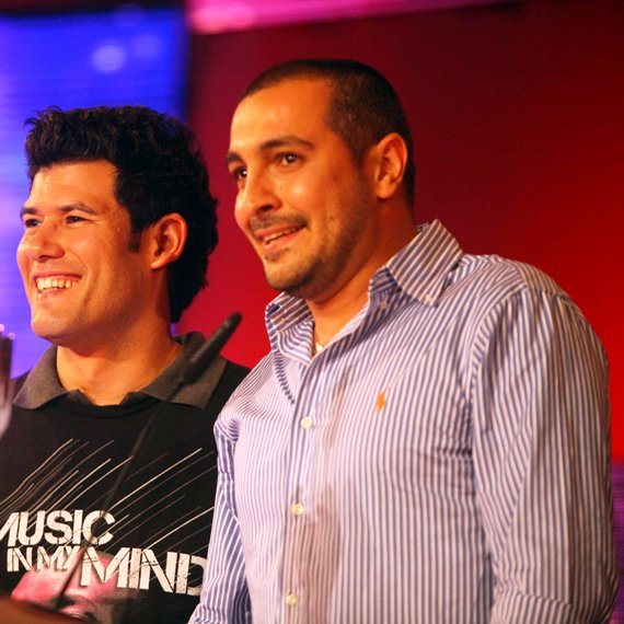 עוברים לבמה. גיא עמיר וחנן סביון