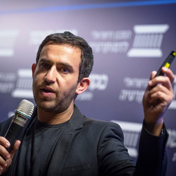 מבודד. עקיבא נוביק