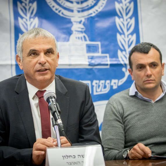 השר משה כחלון ומנכ"ל האוצר שי באב"ד