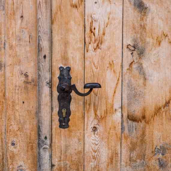 לפתוח את הדלת עם המרפק