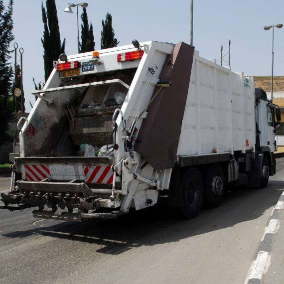 "עובדי התברואה מסכנים את החיים שלהם"