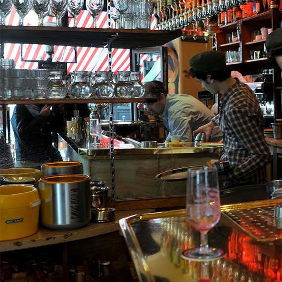 העם צועד על קיבתו?