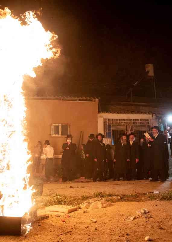 מדורת ל"ג בעומר במאה שערים בניגוד לכללים