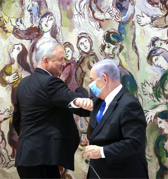 רגעי ההשבעה החגיגית. נתניהו וגנץ