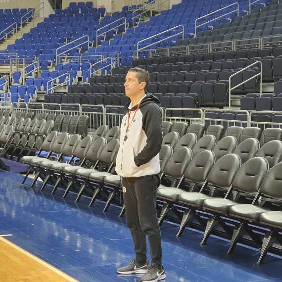 מאמן מכבי תל אביב יאניס ספרופולוס באולם ללא קהל