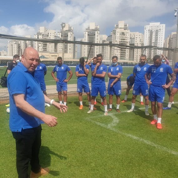 פרופ' איתמר גרוטו מגיע לאימונים בליגת העל