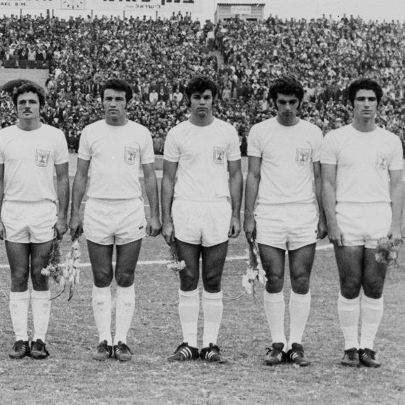 נבחרת ישראל במונדיאל (גיורא שפיגל מימין)