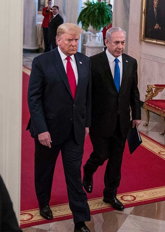 ראש הממשלה בנימין נתניהו ונשיא ארה"ב דונלד טראמפ בחתימה על תוכנית המאה