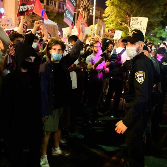 שוטרים בהפגנה נגד הסיפוח, אמש (שבת) בכיכר רבין