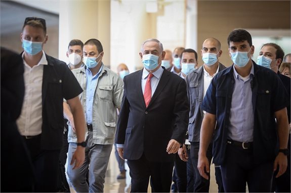 בנימין נתניהו והפמליה בבית המשפט