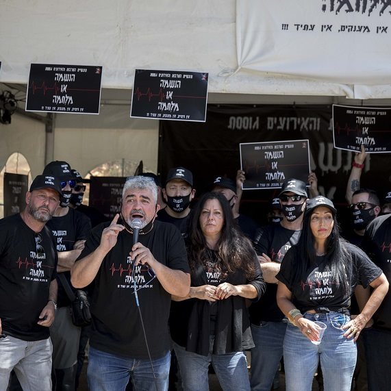 רמי בז'ה, מראשי מחאת האמנים (במרכז)