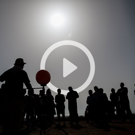 ישראלים צופים בירושלים בליקוי החמה, הבוקר
