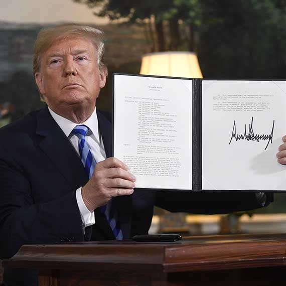 דונלד טראמפ חותם על צו (ארכיון)