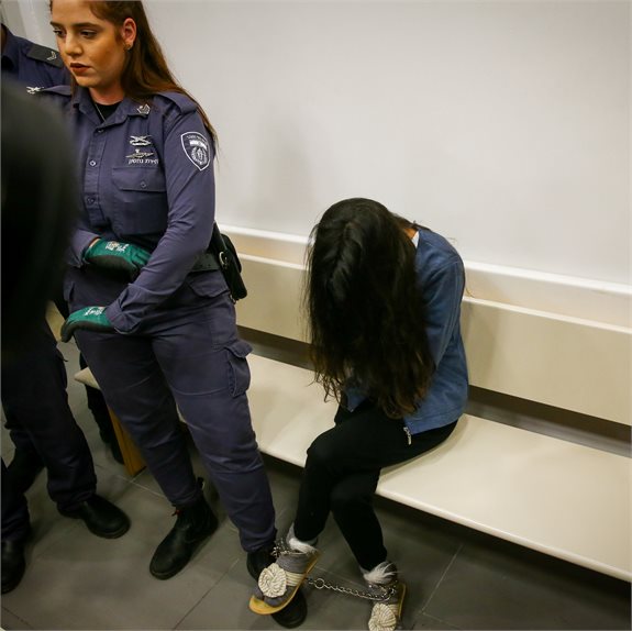 הגננת כרמל מעודה בבית המשפט (ארכיון)