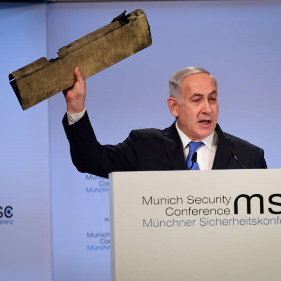 בנימין נתניהו מחזיק מל"ט איראני