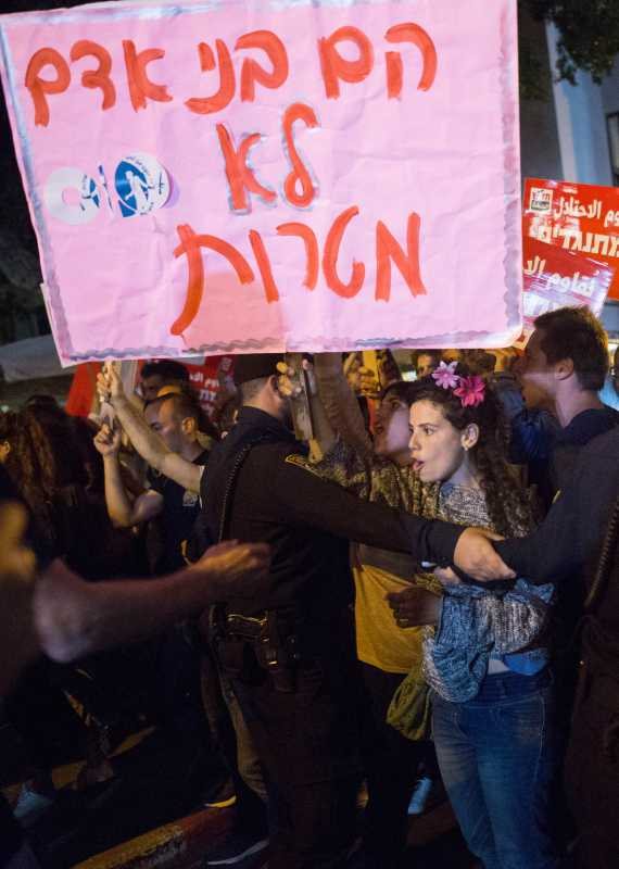 מתוך הפגנת 'שלום עכשיו'