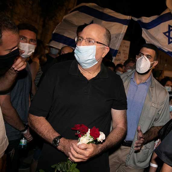 יעלון בהפגנה בבלפור, החודש