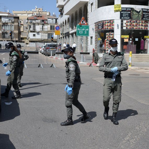 שוטרים בימי הגל הראשון של קורונה בבני ברק (אילוסטרציה - למצולמים אין קשר לכתבה)
