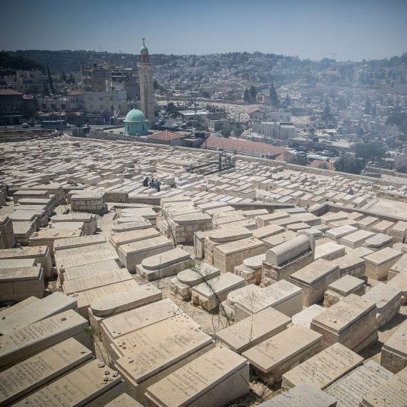 "העמידה בשטח הפתוח בבית הקברות לא מסכנת"